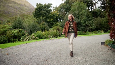 Lange Lederjacke, Brigitte von Schönfels