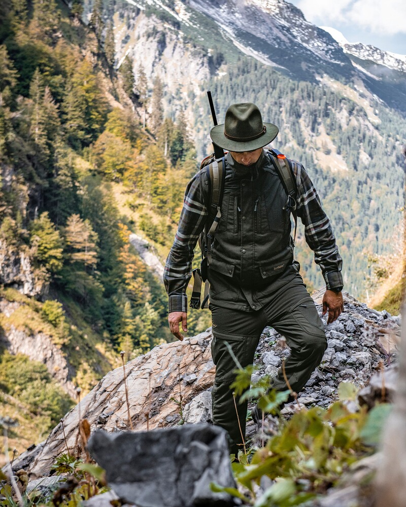 Hut Adventurer, Deerhunter
