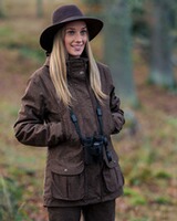Hut Travaller, Blaser Outfits