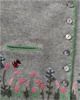 Kurze Strickweste mit Blumenstickerei, REITMAYER