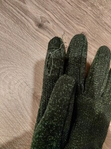 Bewertungsbild zu der Überschrift Nähte rund um Fingerausschnitt lösen sich auf